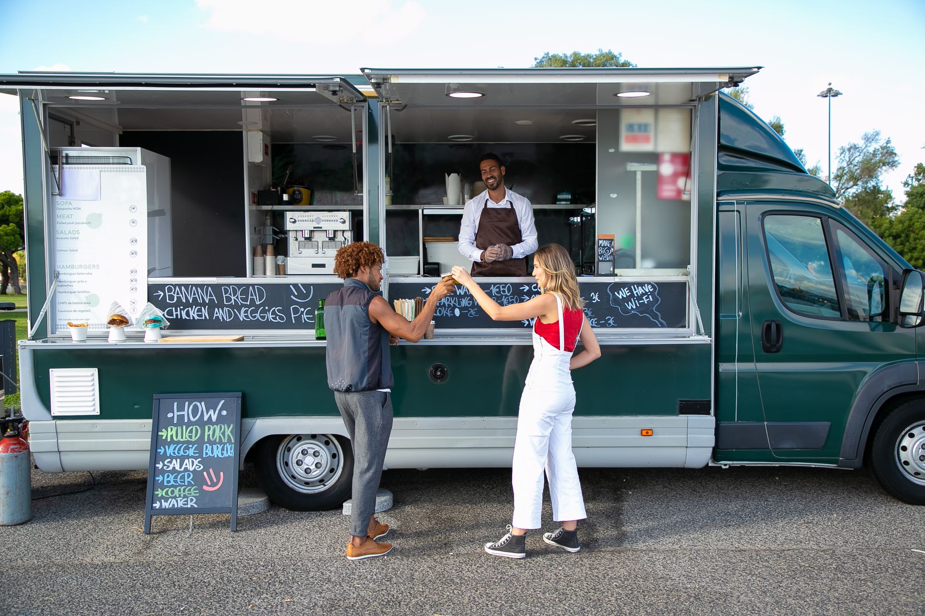 Food truck verde atendendo clientes em uma rua